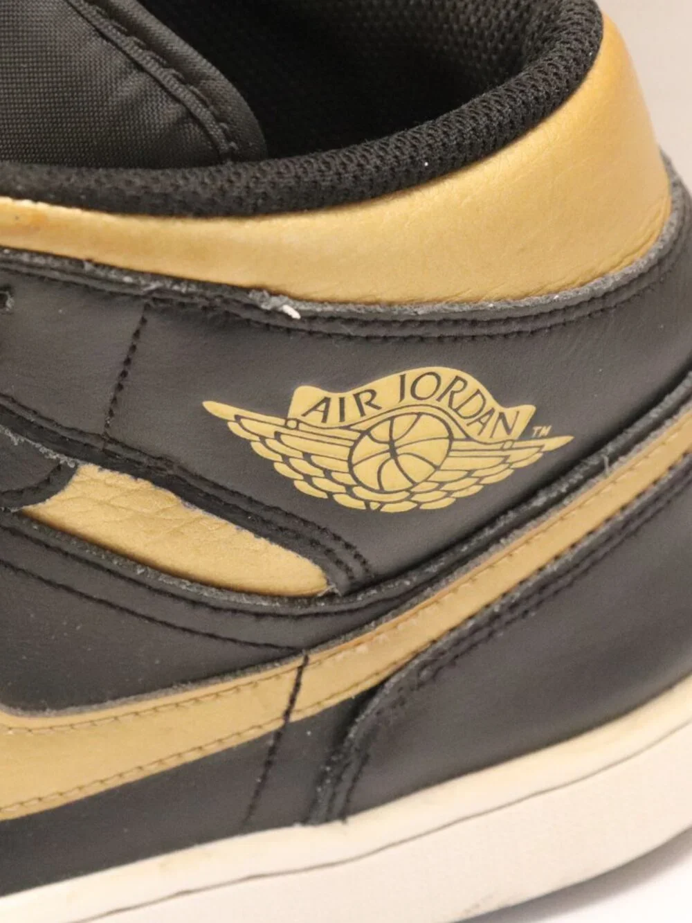 Nike Air Jordan Men's  Top Sneakers Black Gold Size 10 • Brand: Nike